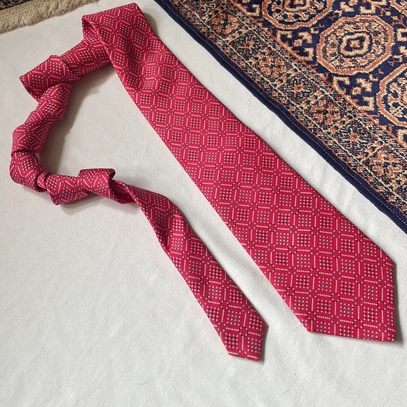 Turnbull & Asser hand made in England Pink geometric pattern Silk tie - Picture 3 of 10